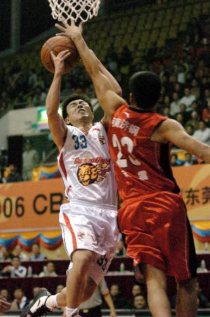 西甲战报：费尔南德斯点射制胜，十人西班牙人1-0十人巴列卡诺（西甲：费尔南德斯点球建功，10人西班牙人1-0险胜10人巴列卡诺）