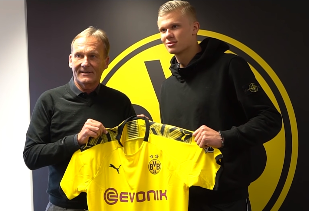 英媒：皇马有意在明夏引入范德芬，巴黎也在密切关注情况（英媒称皇马将范德芬列为明夏引援目标，巴黎同样紧盯其动态）