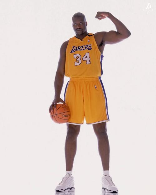 大乌龙！勇士队记：库里是左腿遭遇股四头肌挫伤，而不是右腿（闹乌龙！勇士记者更正：库里伤在左腿股四头肌，非右腿）