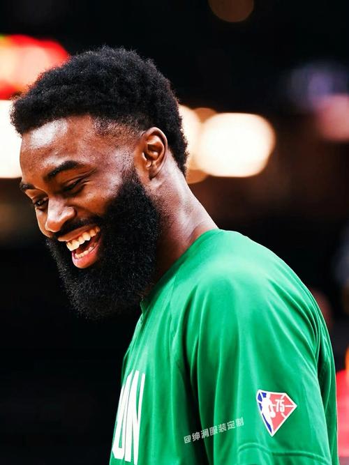 记者：谢维军在昨天的比赛中肋骨又裂了（记者透露：谢维军昨日比赛中肋骨再度骨裂）