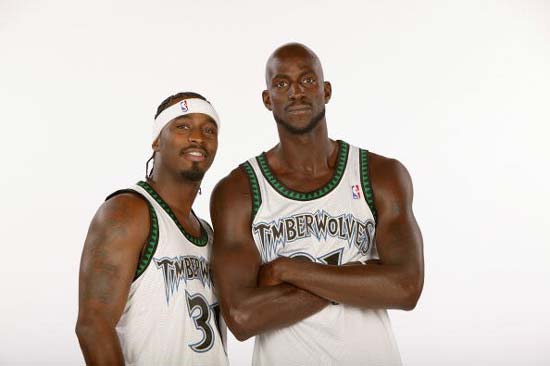 男子下棋时吸烟不慎引燃衣物（男子对弈抽烟失手点燃衣服）