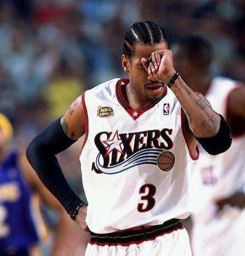 媒体人谈小杨被打脸但没吹：原以为世上只有CBA裁判才能吹出种球（媒体人：小杨被打脸却无哨，原以为只有CBA裁判会这么判）