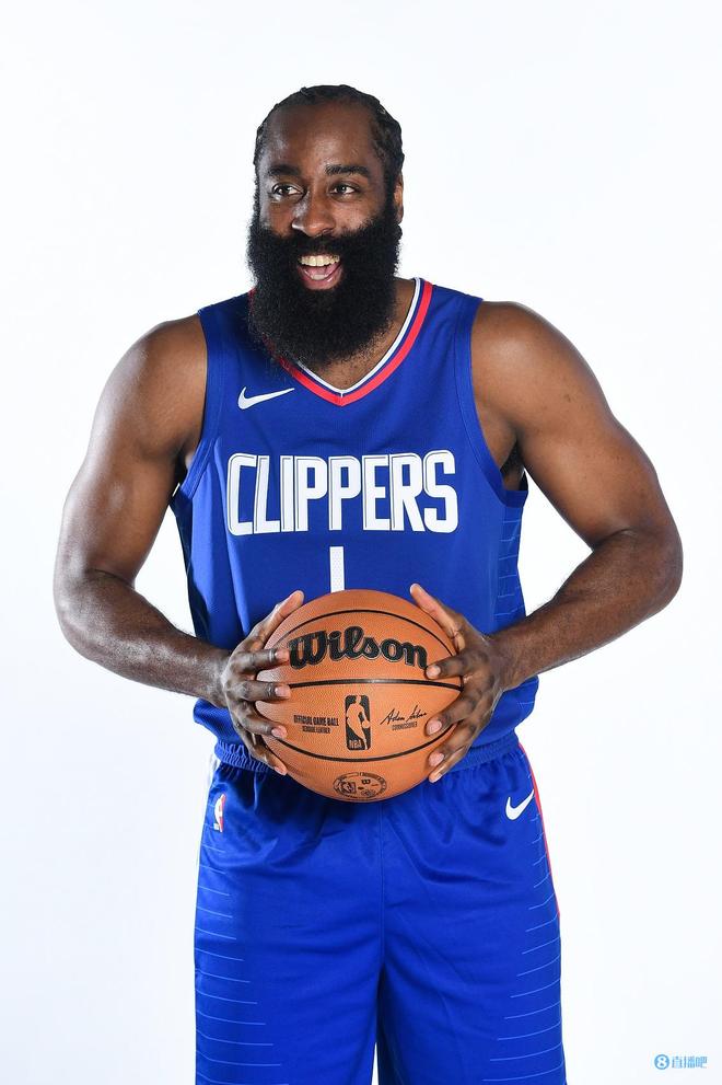 媒体人：中国退役球员当教练是恶俗圈子，应让草根教练来竞争（媒体人批评中国足坛教练成退役球员小圈子，建议向草根开放竞争）