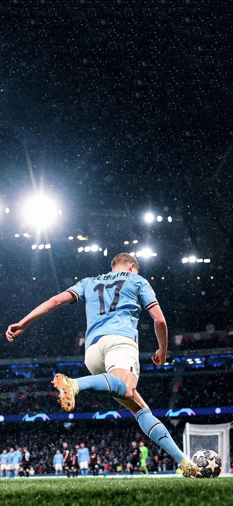 解析国米中场名将，球迷怒斥到莱万为他点赞，双刃剑用好能成惊喜（国米中场名将深度解读：从遭球迷怒喷到获莱万点赞，善用这把双刃剑或带来惊喜）