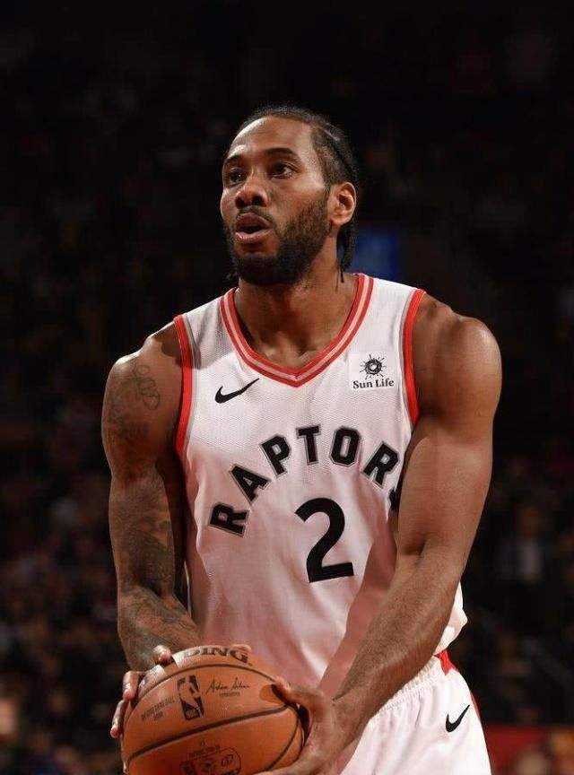 客战那不勒斯替补登场，科斯蒂奇达成尤文生涯100场里程碑（客场对阵那不勒斯，替补出战的科斯蒂奇迎来尤文生涯第100场）