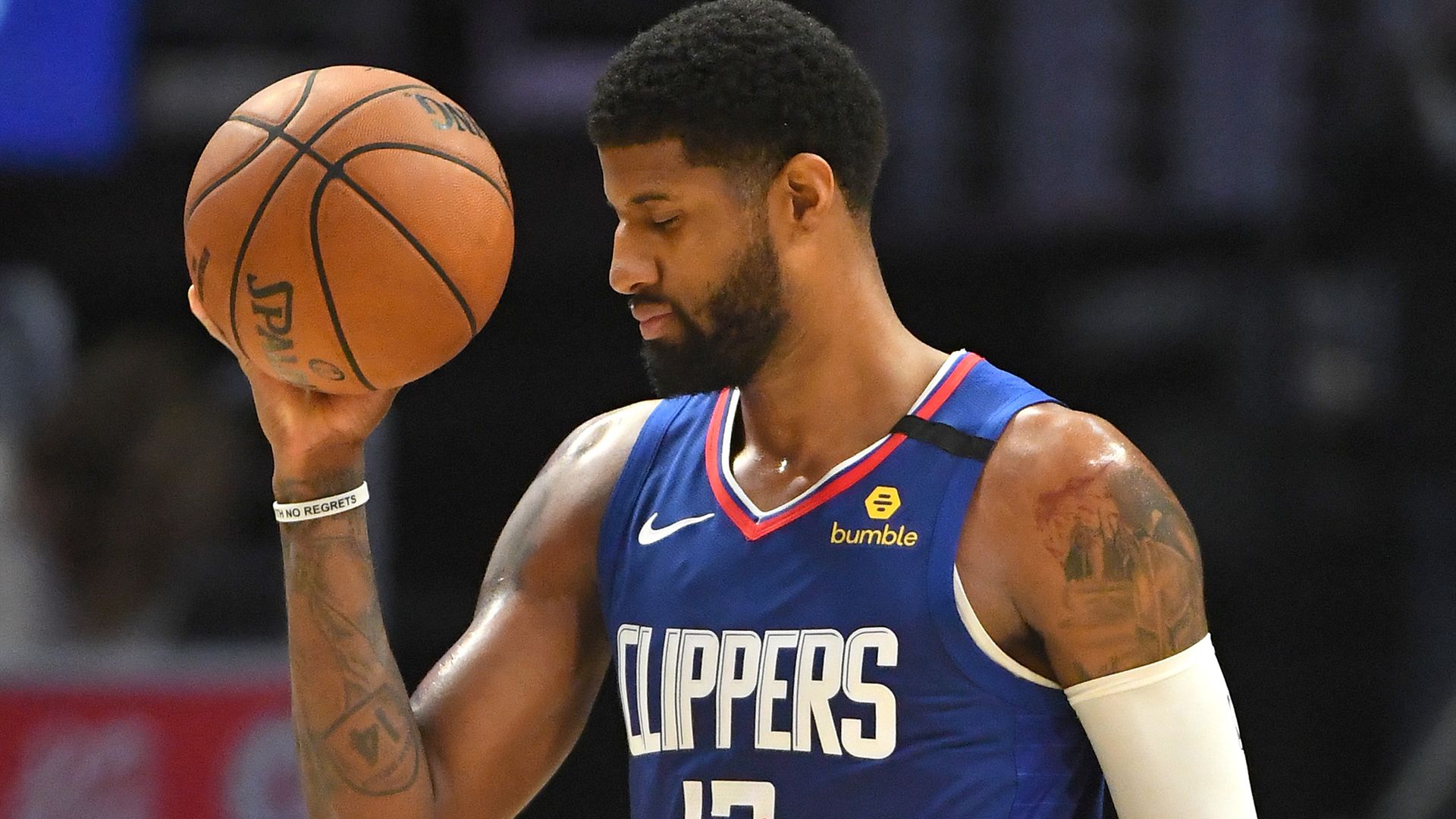 杜加利奇庆祝保级：面临压力阻碍各种问题，我们最终战胜一切（杜加利奇：顶住重压化解阻碍，最终成功保级）