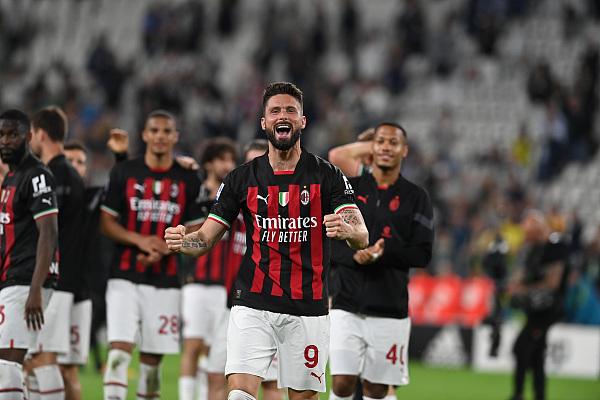 TA：孔帕尼相较图赫尔谦逊很多，不会对高层、球员评头论足（TA：与图赫尔相比，孔帕尼更为谦逊，不对高层和球员妄加评论）