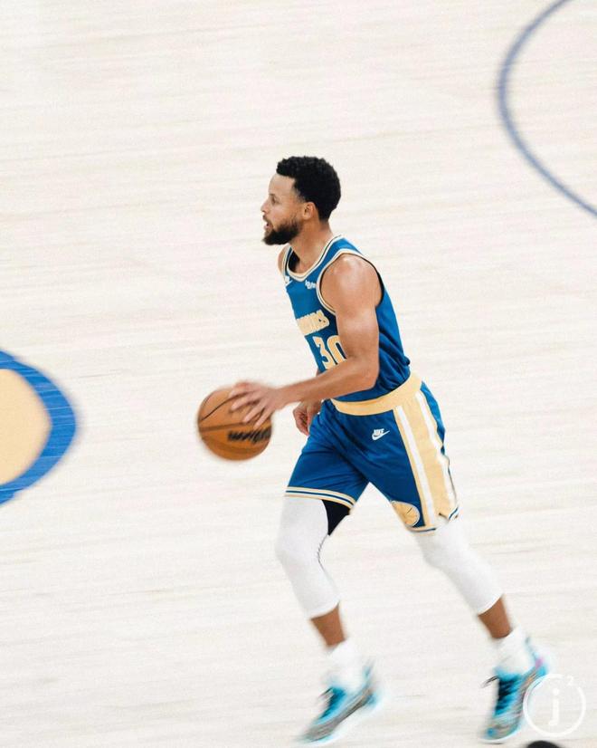 当孔德梅开二度帮助巴萨反超比分时，法兰克福球迷彻底炸了（孔德双响助巴萨实现反超，法兰克福看台瞬间炸锅）