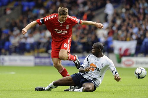 悼念若塔，红军名宿汤普森与毕包主席赛前在KOP看台前献花圈（赛前悼念若塔：红军名宿汤普森携毕包主席在KOP看台前敬献花圈）