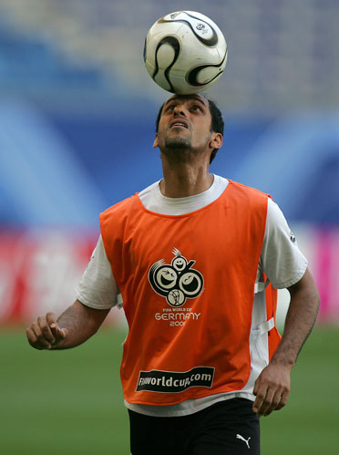 阿森纳0-1热刺，萨尔超远吊射制胜，哲凯赖什首秀，里沙利松失良机（热刺1-0阿森纳：萨尔中场吊射制胜，哲凯赖什上演首秀，里沙利松浪费良机）