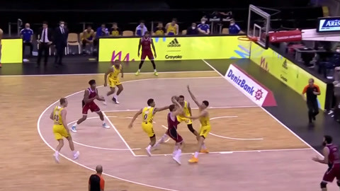 足协杯赛前举办垫场赛，张凌峰等四名成年球员对阵五十名小球员（足协杯赛前上演垫场表演赛：张凌峰领衔四名成年球员对阵50名小球员）